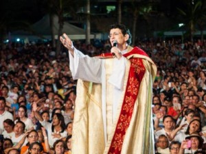 Crato - Padre Reginaldo Manzotti inaugura Estátua de Nossa Senhora de Fátima