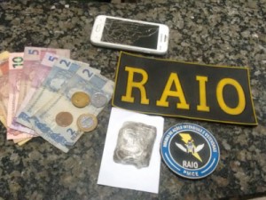 Crato - Polícia prende jovem com droga, celular e dinheiro