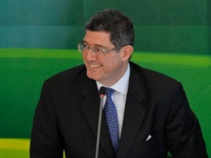 Crescimento pode ser negativo em 2014, diz Levy