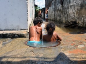 Crianças são flagradas brincando dentro de bueiro em João Pessoa
