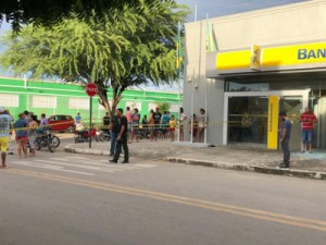 Criminosos explodem banco durante a madrugada em Irauçuba