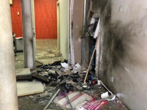 Criminosos explodem banco e atiram contra prédio policial no Ceará