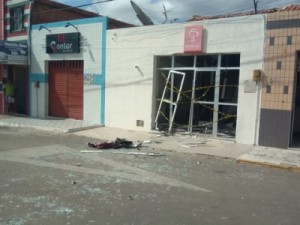 Criminosos explodem banco no Ceará e fazem reféns durante ataque