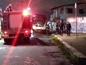 Criminosos incendeiam ônibus e posto de combustível na 18ª noite seguida de ataques no Ceará