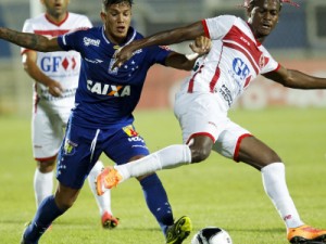 Cruzeiro passa sufoco, mas vence, reassume liderança e agora seca o Galo