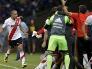 Cruzeiro perde no Mineirão e está fora da Libertadores