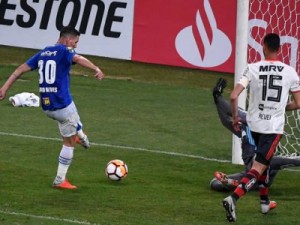 Cruzeiro perde para o Flamengo, mas vai as quartas da Libertadores