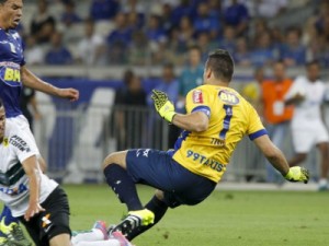 Cruzeiro se inspira na torcida e vence o Coritiba, que segue perto do Z-4