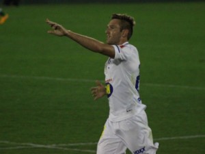 Cruzeiro vence fora, respira na tabela e coloca Chape no Z-4 pela primeira vez