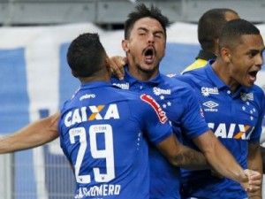 Cruzeiro vira sobre o líder Palmeiras e conquista primeira vitória em casa