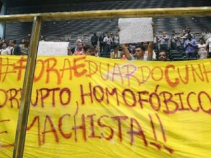 Cunha é recebido com vaias e beijo gay na Assembleia Legislativa de SP