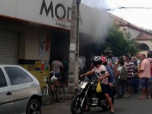 Curto-circuito causa incêndio em loja de confecções em Barbalha