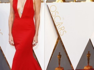 Da cor do pecado! Charlize Theron usa decote até umbigo no Oscar 2016