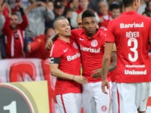 D'Ale sai do banco, dá assistência e Inter vence o Joinville no Beira-Rio