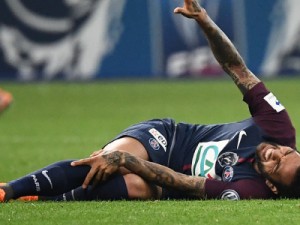 Daniel Alves sofre lesão em final e pode ficar fora da Copa