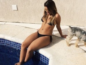 Danielle Favatto aproveita feriado para curtir dia de piscina