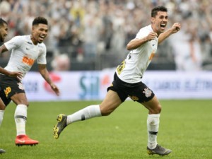 Danilo Avelar comemora gol "no momento certo e na hora certa" do Corinthians