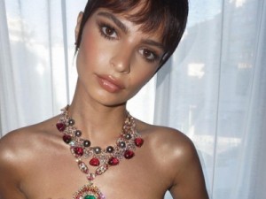 De topless, Emily Ratajkowski mostra as joias que usará em Cannes