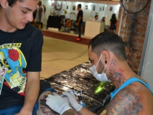 Decon autua 10 estúdios de tatuagem em Fortaleza por problema sanitário