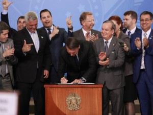 Decreto de Bolsonaro facilita porte de arma para mais categorias