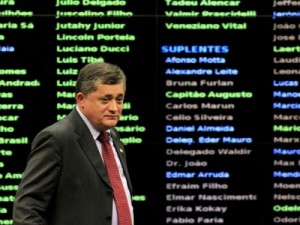 Delator acusa líder do governo na Câmara de receber propina