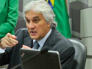 Delcídio pede nova licença, mas CCJ deve votar parecer para acelerar cassação