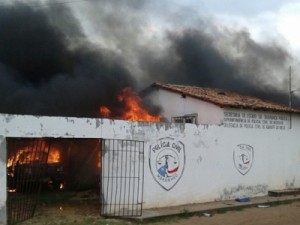 Delegacia é incendiada e câmara de vereadores destruída no Maranhão