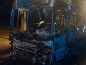 Delegacia e ônibus atacados por bandidos no Ceará