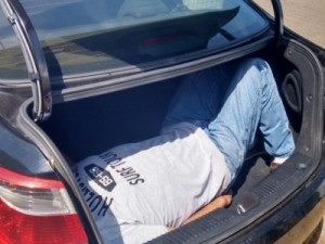 Dentista é achado amarrado dentro de porta-malas de carro, em Goiás