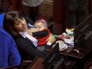 Deputada argentina amamentou filha no Congresso e as mães gostaram