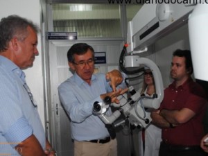 Deputado André Figueiredo entrega ambulância e microscópico cirúrgico em Barbalha