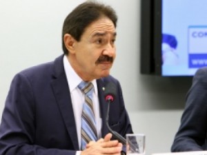 Deputado cearense mentiu ao justificar ausência na votação da denúncia contra Temer