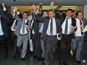 Deputados celebram redução da maioridade e ironizam ativistas