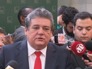 Deputados cobram afastamento de Cunha da presidência da Câmara