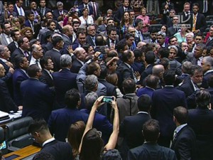 Deputados governistas e de oposição entram em confronto na Câmara