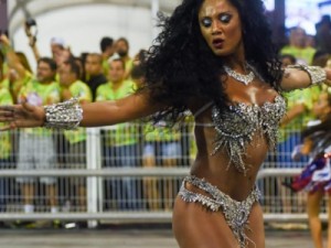 Desfile das Campeãs de SP tem festa, samba e críticas a jurados do carnaval