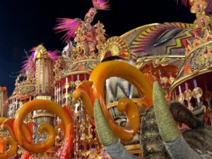 Desfile das melhores do carnaval do Rio tem duelo de gritos de 'é campeã!'