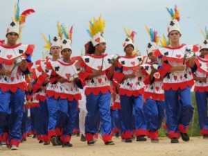 Desfile de escola de samba de agricultores encanta Carnaval de Várzea Alegre