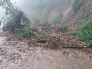 Deslizamento de terra bloqueia rodovia em Guaramiranga