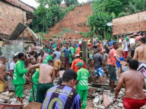 Deslizamento de terra provoca morte de idoso e dois irmãos em Salvador