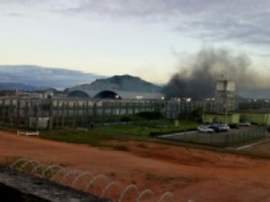 Detentos fazem rebelião e ateiam fogo em colchões em Itaitinga