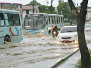 Dia de chuva tem caos no trânsito e pontos de alagamentos na Capital