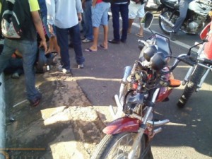 DIAGNÓSTICO Motoqueiro bateu na traseira da caminhonete