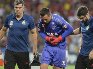 Diego Alves passará por cirurgia após fratura diante o Junior de Barranquilla