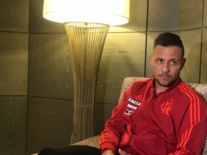 Diego Alves se apresenta, mas não vai a campo com os atletas do Flamengo