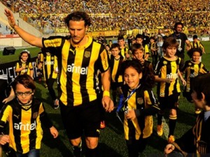Diego Forlán é recebido com festa no Peñarol e marca dois em amistoso