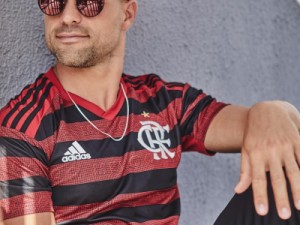 Diego posa de modelo, e Flamengo abre vendas de nova camisa; estreia ainda está indefinida