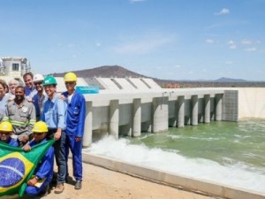 Dilma diz que governo não vai "apertar o cinto" em programas sociais