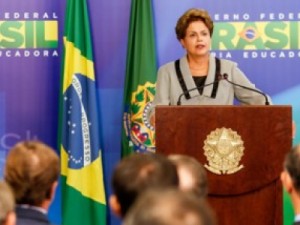 Dilma lança farpas à oposição e diz que não recuará no ajuste fiscal
