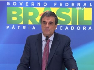 Dilma não irá renunciar nem fraquejar, afirma Cardozo